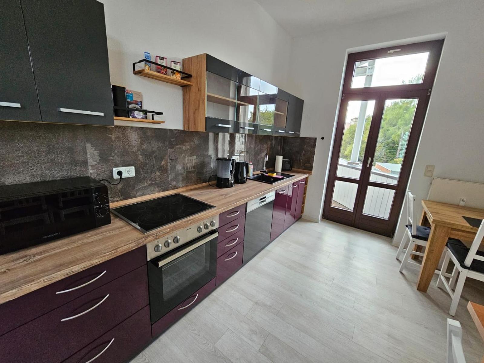 Grosszuegige Mit Balkon 2 Parkplaetze Badewanne Apartment Chemnitz