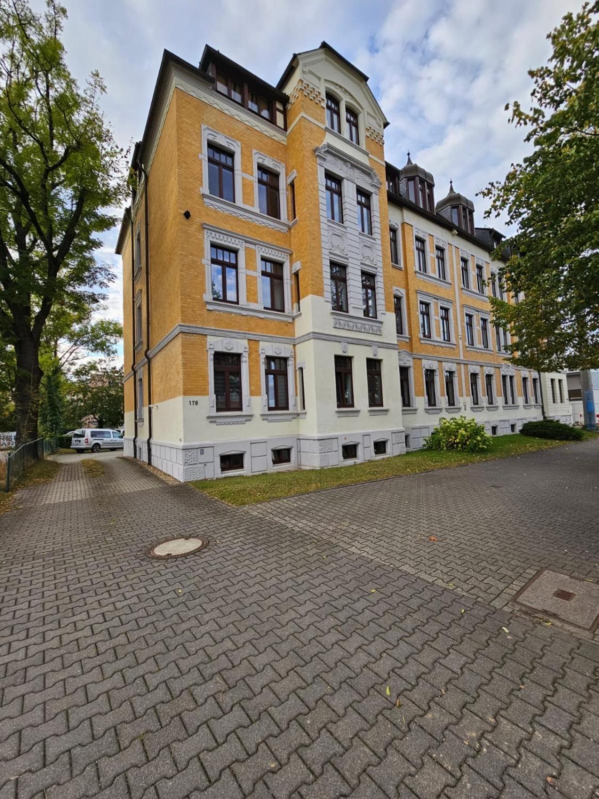 Grosszuegige Mit Balkon 2 Parkplaetze Badewanne